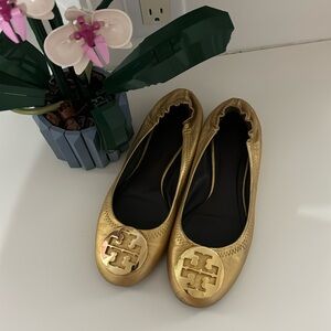 Tory Burch gold flats 🫶